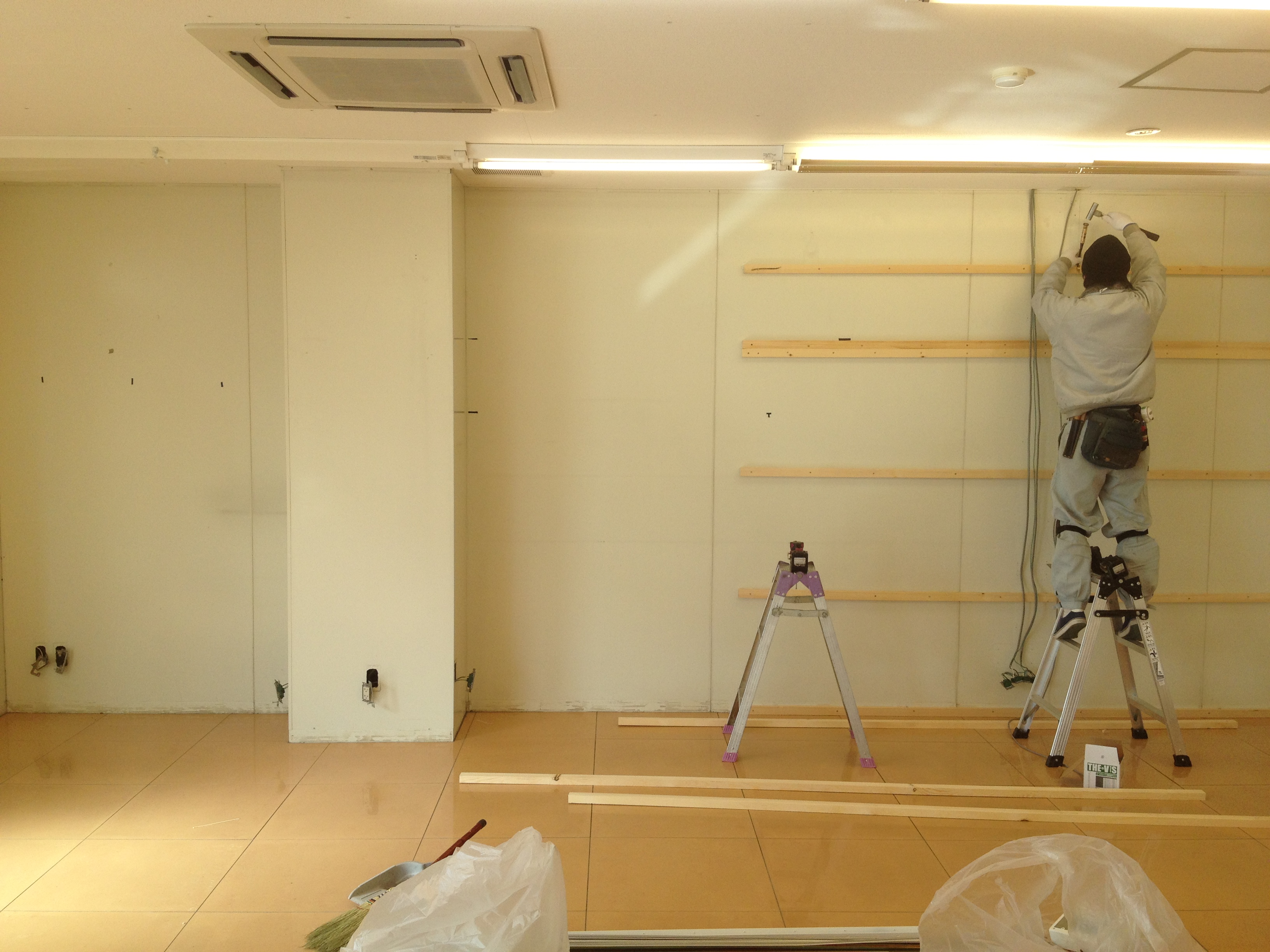 Osb合板を使った壁リフォーム 東京店舗施工事例